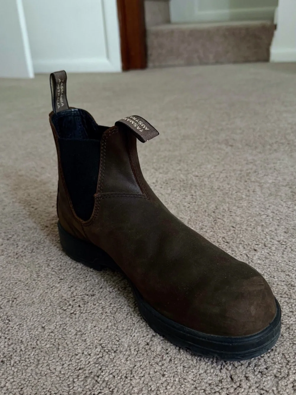 Near New Blundstone Chelsea Boots – Classic – Size 9 US